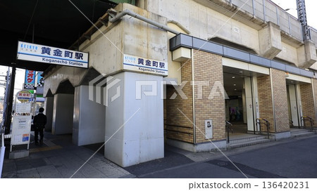 京急本線黃金町站的入口/出口 136420231