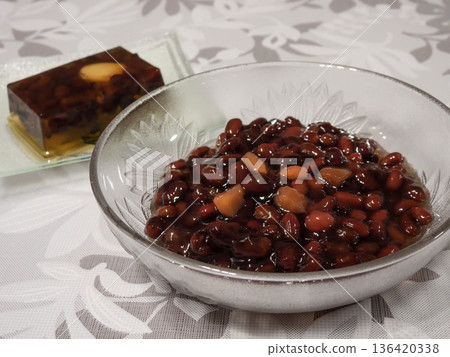 Tokachi red beans and chestnut zenzai (chestnut kanoko) Tokachi red beans and chestnut zenzai (chestnut kanoko) 136420338