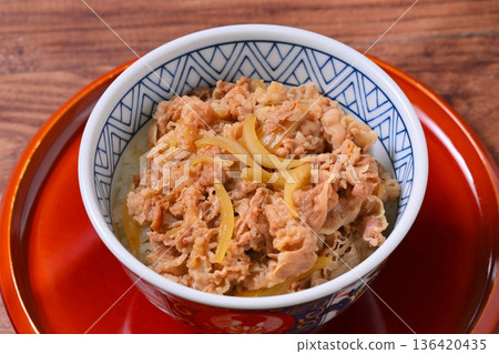 它跟牛肉飯一模一樣。 136420435