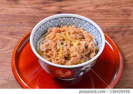 它跟牛肉飯一模一樣。 136420436