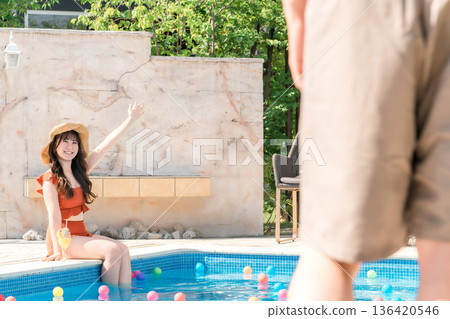 暑假在游泳池玩耍的女人（旅行、度假、度假、度假） 136420546