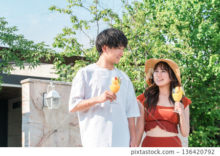 蜜月，年輕的亞洲夫婦出國度假 136420792