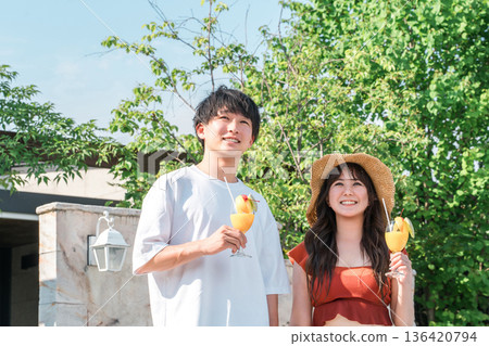 蜜月，年輕的亞洲夫婦出國度假 136420794