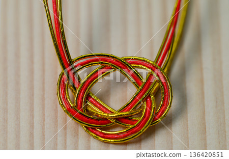淡路水引結和木紋背景的特寫 淡路水引結和木紋背景的特寫 136420851