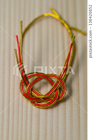 水引淡路結和木紋背景上的邊緣 水引淡路結和木紋背景上的邊緣 136420852