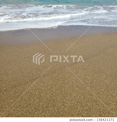 浪潮在沙灘上擊敗 浪潮在沙灘上擊敗 136421171