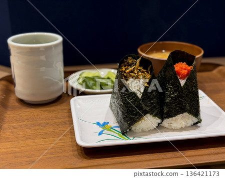 Rice ball set meal 136421173