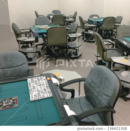 麻將館內部配備了最新的麻將桌。 136421308