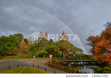 深秋的兼六園,秋葉絢麗,細雨濛濛。 深秋的兼六園,秋葉絢麗,細雨濛濛。 136421362