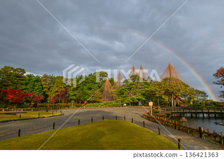 深秋的兼六園,秋葉絢麗,細雨濛濛。 深秋的兼六園,秋葉絢麗,細雨濛濛。 136421363