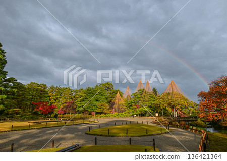深秋的兼六園,秋葉絢麗,細雨濛濛。 深秋的兼六園,秋葉絢麗,細雨濛濛。 136421364