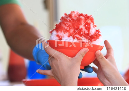 大份刨冰 大量草莓糖漿刨冰 136421628