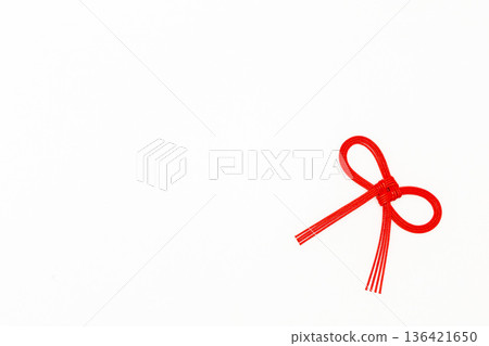 白色背景上的紅色水引葉結 白色背景上的紅色水引葉結 136421650