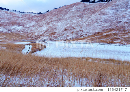 Snow-covered Soni Plateau: Pure white Okame Pond and the surrounding mountains Snow-covered Soni Plateau: Pure white Okame Pond and the surrounding mountains 136421747