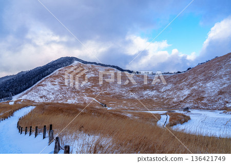 Snowy scenery of Soni Plateau. Blue skies peek through the plateau, giving it a spring-like feel. Snowy scenery of Soni Plateau. Blue skies peek through the plateau, giving it a spring-like feel. 136421749