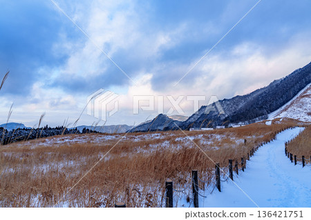 Snow-covered Soni Plateau: Snow-capped mountains in the distance under a leaden sky Snow-covered Soni Plateau: Snow-capped mountains in the distance under a leaden sky 136421751