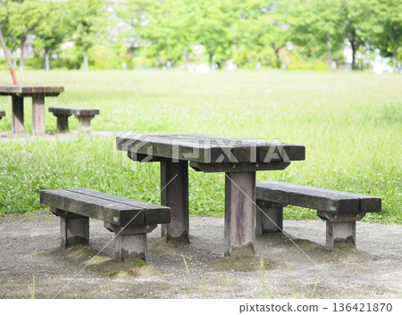 Park bench 136421870