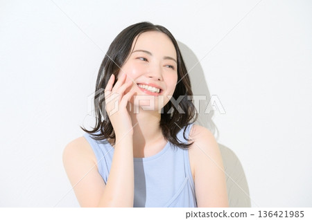 一位女子在白色背景下沐浴陽光 一位女子在白色背景下沐浴陽光 136421985