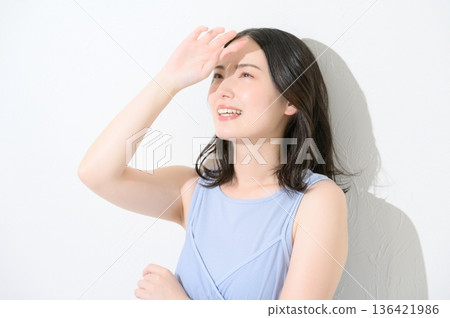 一位女子在白色背景下沐浴陽光 136421986