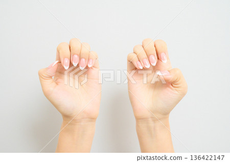 女人的雙手，塗法式指甲油 136422147