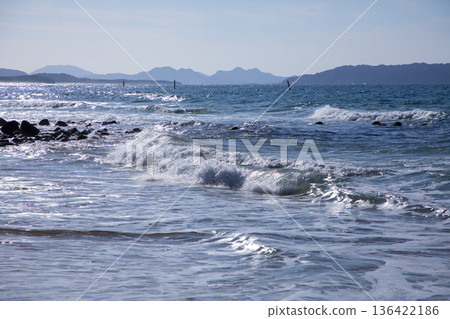 福岡市岩之洲沙丘（那打海岸）的白色波浪 136422186