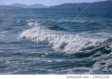 福岡市岩之洲沙丘（那打海岸）的白色波浪 136422188