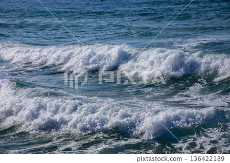 福岡市岩之洲沙丘（那打海岸）的白色波浪 136422189