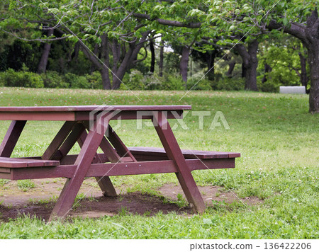 Park bench 136422206