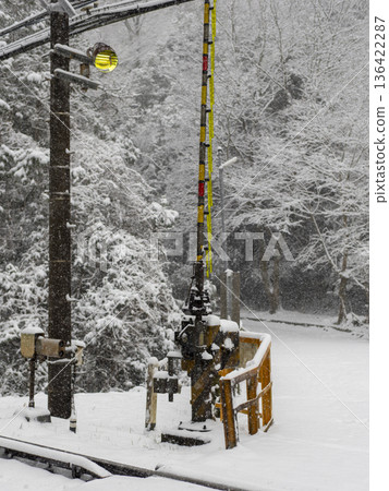 積雪覆蓋的鐵路道口和山口 積雪覆蓋的鐵路道口和山口 136422287