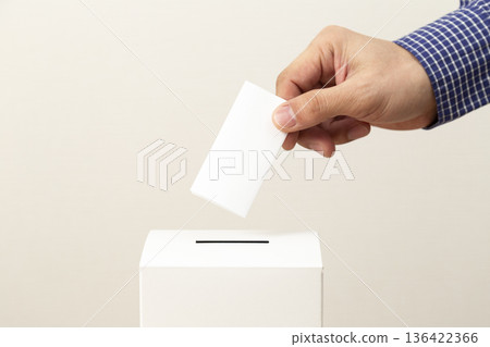 投票男子的手 136422366