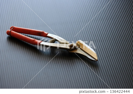 Sheet metal shears: a craftsman's tool Sheet metal shears: a craftsman's tool 136422444