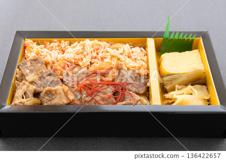 美味的雙色便當盒,內含花崎蟹肉絲和牛肉絲 美味的雙色便當盒,內含花崎蟹肉絲和牛肉絲 136422657