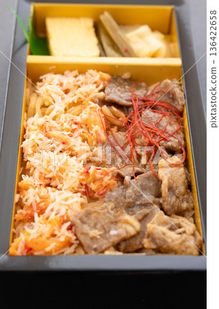 美味的雙色便當盒，內含花崎蟹肉絲和牛肉絲 136422658