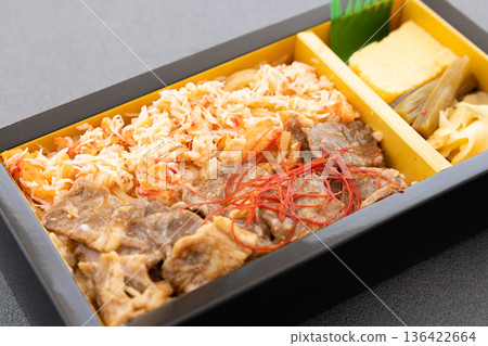 美味的雙色便當盒,內含花崎蟹肉絲和牛肉絲 美味的雙色便當盒,內含花崎蟹肉絲和牛肉絲 136422664