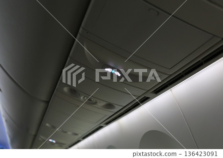 安全帶標誌 136423091