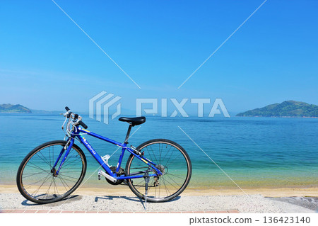 四國愛媛縣藍天瀨戶內海和自行車 四國愛媛縣藍天瀨戶內海和自行車 136423140