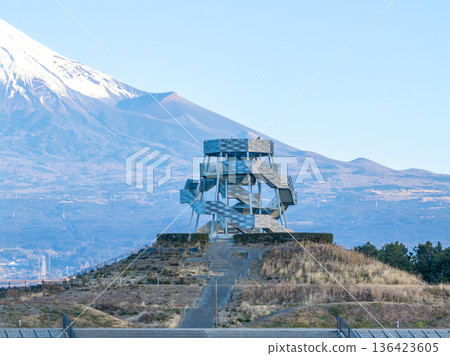 富士山和位於田之浦港公園的富士龍塔（靜岡縣富士市） 136423605
