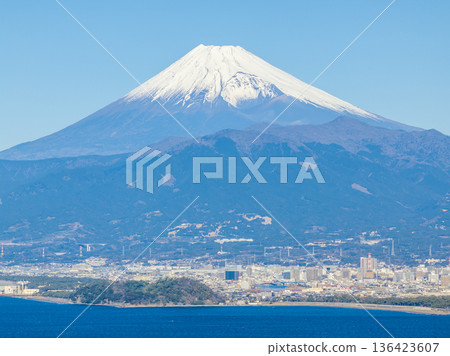 從駿河灣眺望富士山(靜岡縣富士市) 從駿河灣眺望富士山(靜岡縣富士市) 136423607