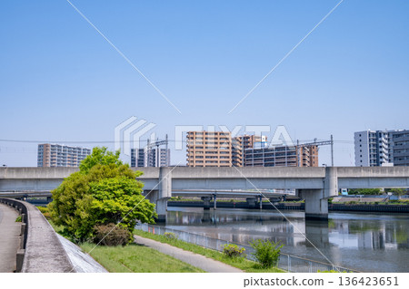 河流景色，有城市高架橋和高層公寓大樓 136423651
