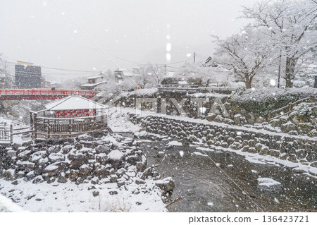 修善寺的雪景冬日 136423721
