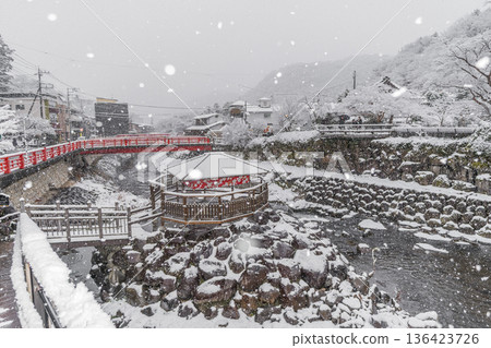 修善寺的雪景冬日 136423726