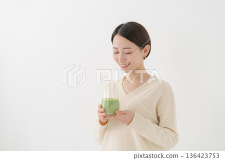 有綠色圓滑的人的婦女 136423753