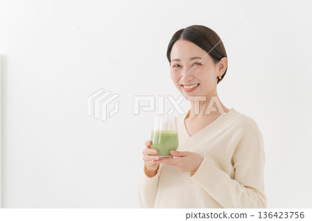 有綠色圓滑的人的婦女 136423756