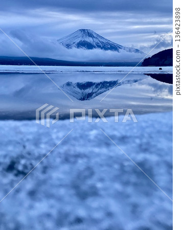 冬季的山中湖和倒置的富士山 136423898