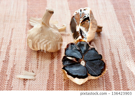 放在布上的黑蒜 放在布上的黑蒜 136423903