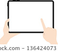 手持平板電腦操作螢幕，手指操作 136424073