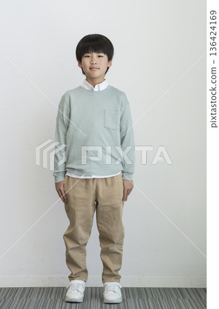 9歲男孩對著鏡頭微笑 136424169