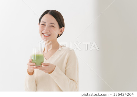 Woman with a healthy drink 136424204