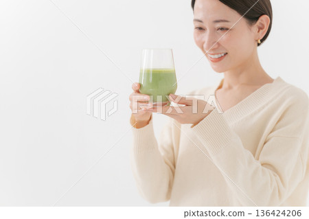 一位女士手持一杯健康飲品 一位女士手持一杯健康飲品 136424206