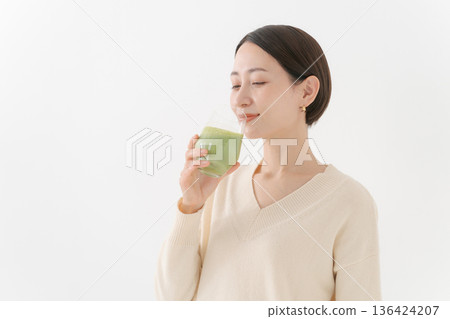 Woman with a healthy drink 136424207